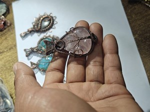 Pendentif Arbre de Vie fait main en fil métallique avec pierres précieuses noires et vertes, bijoux tribaux bohèmes - Product Image 5