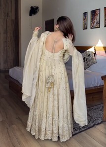 Magnífico vestido étnico de seda Chinon con intrincados adornos de lentejuelas y moti, mangas largas, pantalones de seda y una rica dupatta. - Product Image 5