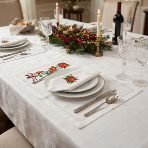 Ensemble de nappes et de serviettes de table personnalisées en broderie Quang Thanh, motif Poinsettia de Noël, 100% coton, lavable en machine, réutilisable, pour la maison et les restaurants - Product Image 1