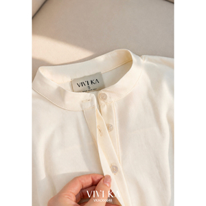Blusa Corta Elegante para Mujer con Cuello Mandarín y Pliegues, Estilo Peplum, Informal para Oficina, Algodón y Seda, OEM ODM, Teñido Liso, IRENE - Product Image 6