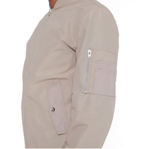 Chaqueta bomber moderna con tela ligera y diseño elegante. Ideal para looks de moda casual. - Product Image 3