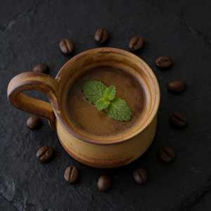 Taza de café de cerámica pequeña hecha a mano con forma irregular y platillo, diseño de cerámica, fabricada por Universal Overseas INDIA. - Product Image 4