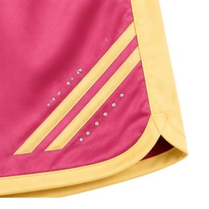 Ensemble de pyjama personnalisé pour femme en satin rose fuchsia, haut à manches courtes col en V et short avec bordure jaune contrastante, vêtements de nuit doux, fabrication OEM personnalisée - Product Image 5
