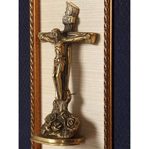 Crucifix à cadre en bois de 17 pouces Tenture murale Oeuvre religieuse traditionnelle pour la décoration intérieure - Product Image 2