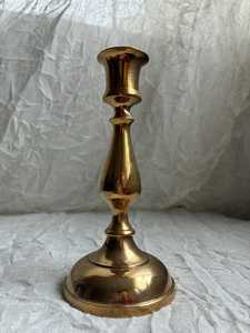 Porte-bougie en laiton fait main de haute qualité pour sublimer l'esthétique de la maison et créer des arrangements de table élégants Prix d'usine UO - Product Image 1