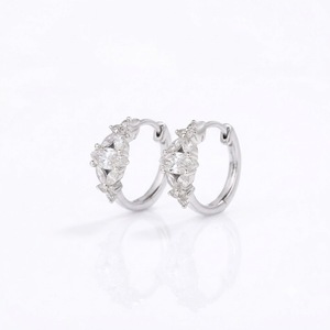Pendientes de aro Huggie con diamantes de laboratorio talla marquesa, oro amarillo de 14K, pendientes de aro con diamantes certificados por IGI, regalo de aniversario nupcial - Product Image 2