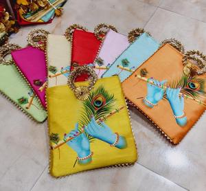 Sacs à main pour femmes en tissu Pichawai, design traditionnel ancien Radha Krishna, magnifique motif dessiné à la main, cadeaux de retour pour mariage et fête - Product Image 3