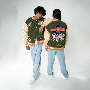 Blouson universitaire unisexe de haute qualité style streetwear, en cuir tanné, avec col montant, broderie chenille et manches en cuir - Product Image 1