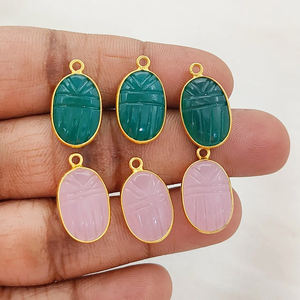 Colgante de escultura de escarabajo de amatista verde hecho a mano, chapado en oro, colgante tallado de mariquita de amatista verde, proveedores de joyería. - Product Image 3