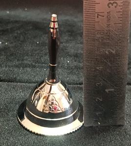 Campana de Latón para Altar, Campana de Mano Triquetra Pandulam para Oración Espiritual, Campana de Latón de 3 Pulgadas de Sonido Potente, de Indian Consigners - Product Image 4