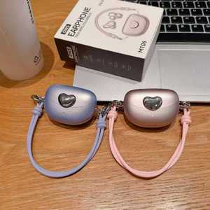หูฟังไร้สายแบบหนีบหู ดีไซน์เก๋ พร้อมเคสชาร์จรูปหัวใจ หูฟัง OWS แบบเปิดหู น่ารักเหมือนเครื่องประดับ หูฟังบลูทูธ เหมาะสำหรับเป็นของขวัญ - Product Image 3