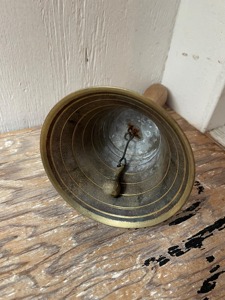 Campana de mano de latón de diseño único con mango de madera para enseñanza, terapia y coordinación de eventos, campana de mano de latón de tono premium - Product Image 5