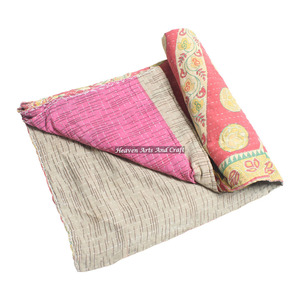 Couverture Kantha vintage indienne faite à la main, réversible, 100 % coton, lavable, cousue à la main, épaisse, en tissu de sari ancien, au design exceptionnel - Product Image 1