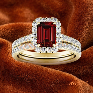 ชุดแหวนแต่งงานหรูหรา ชุบทองคำขาว 18K ประดับทับทิมสีแดงทรง Emerald Cut พร้อมแหวนหมั้นแบบ Halo และแหวนแต่งงานประดับเพชรโมอิสซาไนต์เข้าชุด - Product Image 1