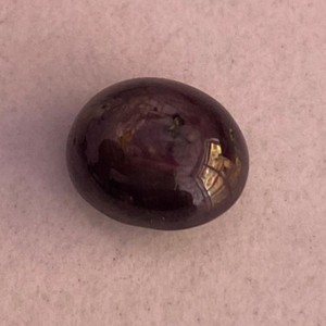 Cabochon ovale de rubis étoilé naturel de 6,63 carats – Pierre précieuse rouge violacée en vrac - Product Image 1