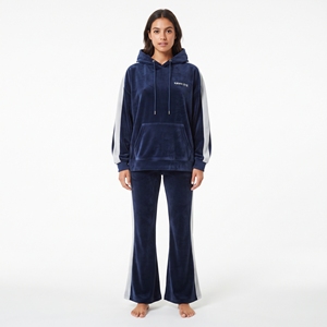 Ensemble survêtement deux pièces pour femme : veste à capuche en velours et pantalon de jogging évasé avec logo brodé personnalisé et bande latérale - Product Image 1