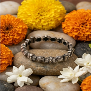 Brazalete de plata oxidada con diseño de flor DIVYORO - Joyería vintage para mujer de Orissa - Product Image 3