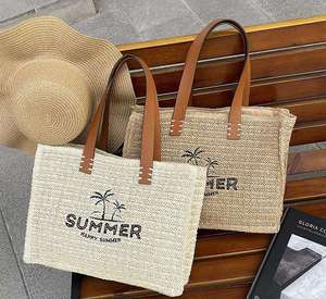 Salga a la luz del sol con este versátil bolso de hilo natural diseñado para complementar sus prendas de playa y atuendos casuales favoritos. - Product Image 4