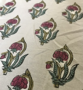 Tissu en coton imprimé à la main écologique, léger, 90 GSM, base blanche, imprimé floral Buti rose, traditionnel indien - Product Image 3