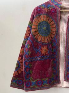 Abrigo Corto de Tela con Estilo de Bata y Diseño Exclusivo, Chaqueta de Invierno para Mujer Hecha a Mano con Bordado Suzani, al Mejor Precio - Product Image 3