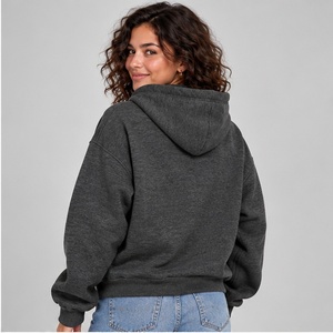 Sweat-shirt à capuche zippé gris anthracite foncé pour femme, avec logo personnalisé, coupe oversize, en molleton épais, style vintage à épaules tombantes - Product Image 3