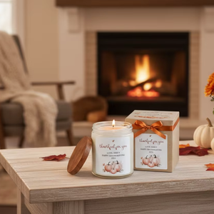 Vela en frasco de vidrio personalizada Sweet Harvest para el Día de Acción de Gracias, ideal para parejas, reuniones familiares, regalos de agradecimiento. - Product Image 1