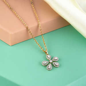 Collier pendentif en diamant en forme de fleur/fleur Collection élégante de colliers en diamant - Product Image 1