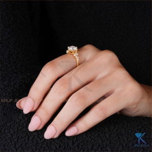 Anillos de compromiso con racimo de diamantes redondos E VVS2 cultivados en laboratorio, en oro macizo, joyería nupcial fina personalizada para uso diario. - Product Image 5