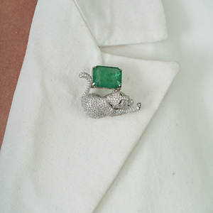 Broche panthère Art Déco unique, inspirée des animaux, en or blanc massif 14 carats, sertie d'émeraudes et de diamants de 6,5 carats, pierre de naissance de mai, bijoux unisexe - Product Image 4