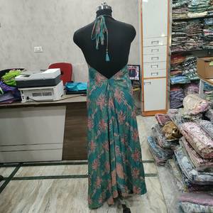 Robe longue bohème à imprimé floral pour femme, sans manches, taille naturelle, coupe trapèze, en crêpe, idéale pour les vacances d'été, élégante et mignonne avec pompons - Product Image 4