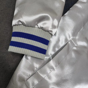 Veste bomber varsity pour homme, imperméable et coupe-vent, avec logo personnalisé brodé, en tissu de soie et satin, très vendue - Product Image 2