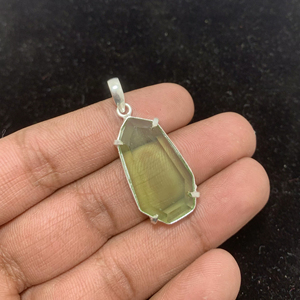 Pendentif en pierre de péridot pour femme, coupe poire, collier bohème en argent allemand, pendentif artisanal en pierre précieuse pour femme, bijoux - Product Image 1