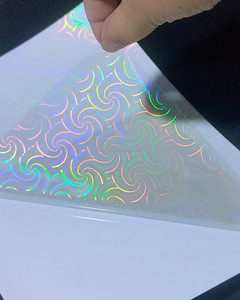 <span class=keywords><strong>Film</strong></span> adhésif de stratifié 3D imperméable de superposition holographique de A4 A3 de taille de rouleau sans bulle pour la peau mobile - Product Image 4