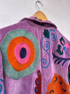 Chaqueta Larga de Terciopelo Morado Estilo Boho para Mujer, Bordada con Diseño Floral, Cuello Camisero, Manga Larga, Ropa de Abrigo para Invierno - Product Image 4