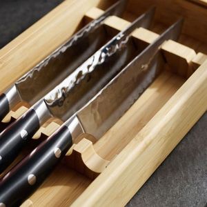 Couteaux à steak à manche noir avec lames martelées argentées et triple rivets dans un plateau en bois brun clair pour la table à manger - Product Image 4