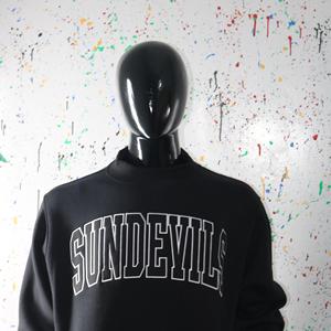 Sudadera SUNDEVILS BLACK con cuello alto, 100% negra, con apliques bordados, cuello ancho, hilos finos - Product Image 4