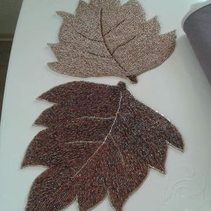 Salvamantel de cristal con cuentas en forma de hoja de arce, bordado a mano, para mesa, decoración de otoño y Acción de Gracias, protector térmico - Product Image 1