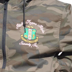 Chaqueta Anorak Camuflaje AKA para Mujer, Cortavientos con Capucha y Media Cremallera, Cresta Bordada, Verde Oliva Camuflaje Blanco - Product Image 4