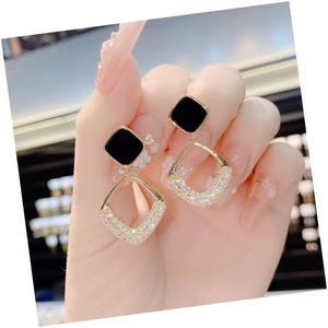 Boucles d'oreilles tendance unisexes plaquées or 14 carats de luxe avec clous carrés noirs et design goutte de diamant pour soirée et cadeau - Product Image 5