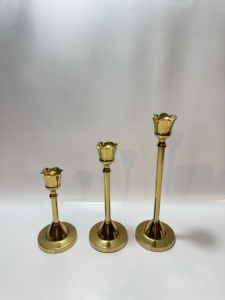 Ensemble de 3 chandeliers modernes en laiton doré et aluminium, à tige haute et fine, en forme de tulipe, pour bougies coniques, élégant centre de table - Product Image 1
