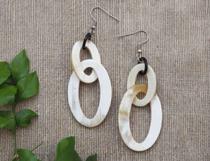 Pendientes Modernos Hechos a Mano con Cuerno de Búfalo Natural y Ecológico de la India - Product Image 2