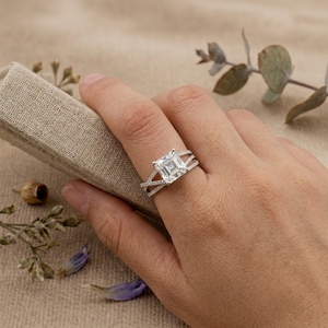แหวนหมั้นทรง Asscher Cut ทองคำขาว 14K เพชรเลี้ยงในห้องปฏิบัติการ ดีไซน์แยกแหวกประดับเพชรแบบ Pave สำหรับผู้หญิง - Product Image 5