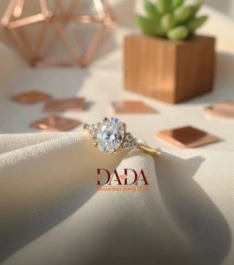 Bague de fiançailles élégante ovale en diamant de laboratoire, bague à trois pierres, bijoux de mariage pour femme, diamant ovale contemporain de laboratoire - Product Image 4