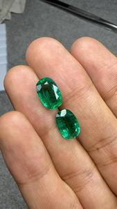Paire assortie de pierres précieuses vertes en émeraude naturelle taille coussin de 6,43 ct, facettées, certifiées par un tiers, avec jeu de couleurs - Product Image 3