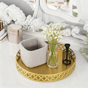 Plateau de table de luxe en or poli avec bordure à motif de treillis complexe – Élégant plateau de présentation rond en métal doré - Product Image 2