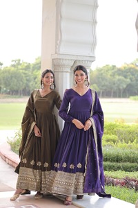 ชุดเดรส Anarkali ผ้าไหมวิชิตราระดับพรีเมียม พร้อมผ้าคลุมไหล่ ประดับด้วยงานปักเลื่อมอย่างประณีต ชุดเดรส Anarkali สำเร็จรูป - Product Image 6