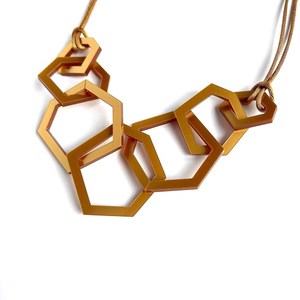 Collier hexagonal géométrique marron naturel, bijou unisexe tendance en alliage, idéal pour les fêtes et les cadeaux - Product Image 4