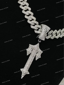 Collar Cubano de Plata 925 con Incrustaciones de Piedras, Diseño de Flecha Gótica y Brillantes Piedras de Moissanita - Product Image 2