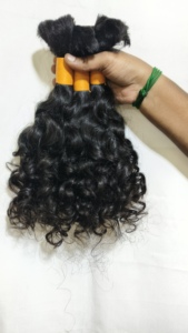 Vente en gros de cheveux humains indiens en vrac pour tresses, 14 pouces, texture bouclée, qualité naturelle, fournisseurs et fabricants de confiance en provenance d'Inde - Product Image 4