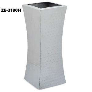 Vase à fleurs en aluminium fait main, centre de table de luxe pour la décoration moderne de la maison, du bureau, du restaurant, de la station balnéaire et de l'hôtellerie - Product Image 1